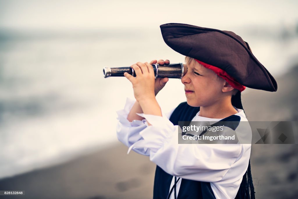 Lustige kleine Piraten suchen mit Spyglass des falschen Weg