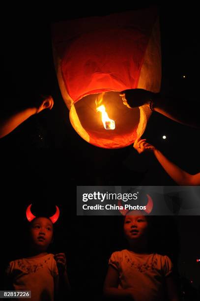 Residents fly the Kongming Sky Lantern to mark the Mid-Autumn Moon Festival on September 14, 2008 in Chengdu, Sichuan Province, China. The Mid-Autumn...