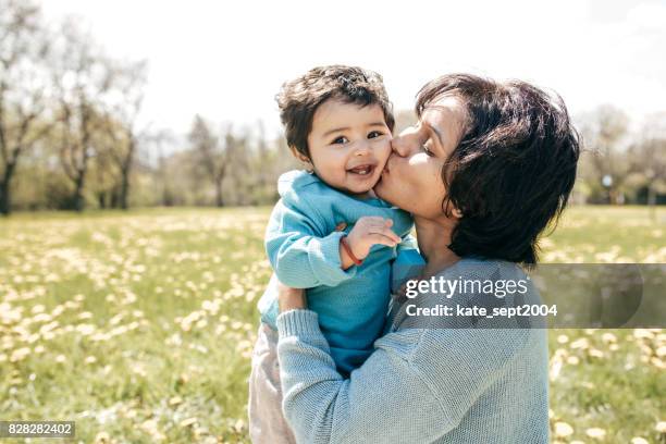 planning van de toekomst van uw kind - indian mother and daughter stockfoto's en -beelden