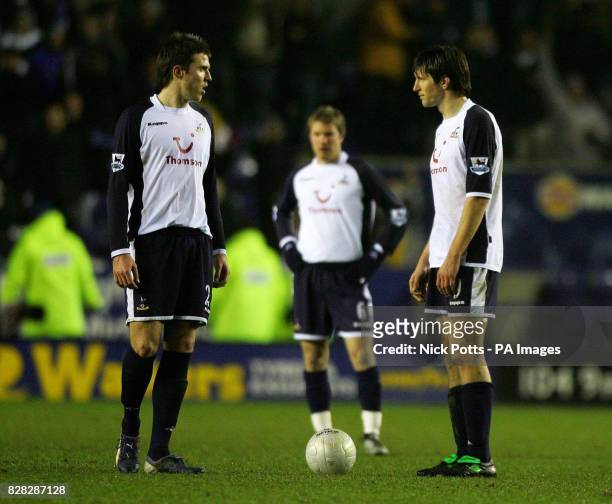 Tottenham Hotspur's Michael Carrick and Grzegorz Rasiak look in despair, as they kick-off following the third Leicester City goal during the FA Cup...