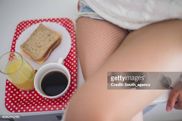 frukost ser trevligt - women with nice legs bildbanksfoton och bilder