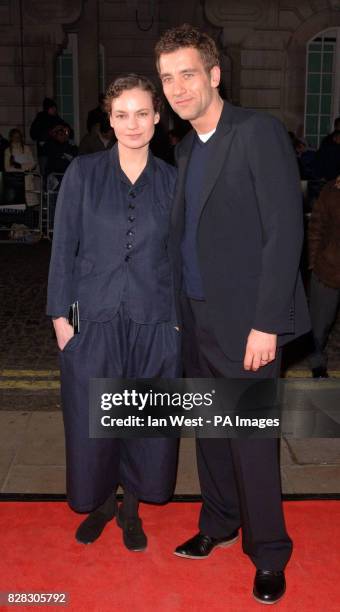 Clive Owen and his wife Sarah-Jane Fenton arrive at the UK Premiere of Derailed, at the Curzon Mayfair.