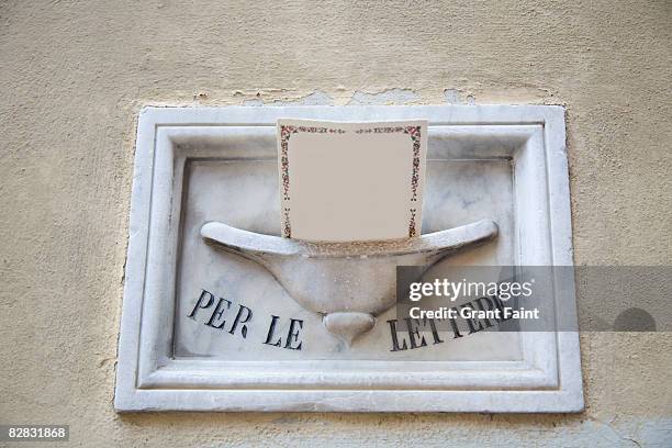 letter in letter slot - italiaanse tekst stockfoto's en -beelden