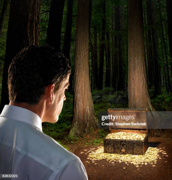 businessman finds treasure chest - schatkist stockfoto's en -beelden