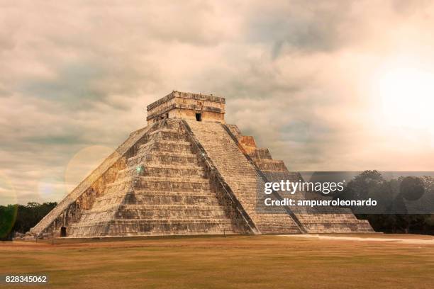 kukulkan piramide van chichen itza site - ancient mayan gods stockfoto's en -beelden