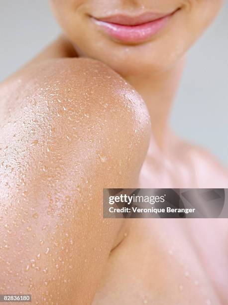 skin and water - belle peau photos et images de collection