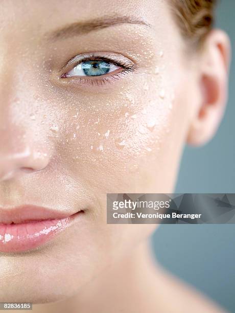 skin and water - femme face photos et images de collection