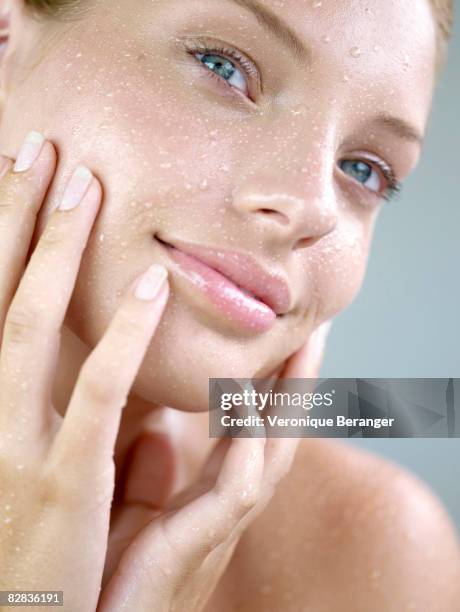 skin and water - guancia foto e immagini stock
