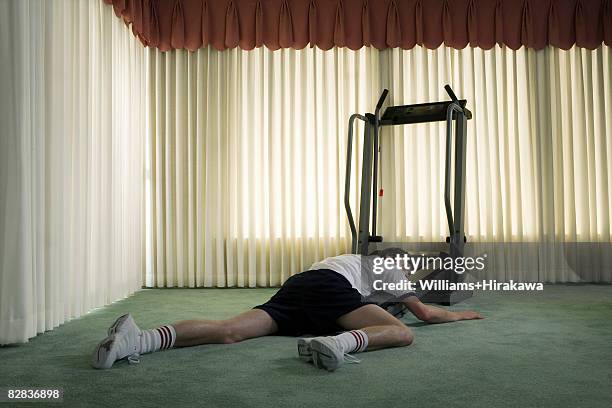 man collapsed on treadmill - allongé sur le devant photos et images de collection