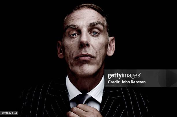 studio portrait of man in suit - autoriteit stockfoto's en -beelden