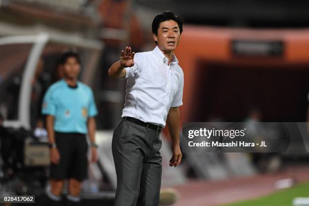 Head coach Yoon Jung Hwan of Cerezo Osaka looks on during the J.League J1 match between Shimizu S-Pulse and Cerezo Osaka at IAI Stadium Nihondaira on...