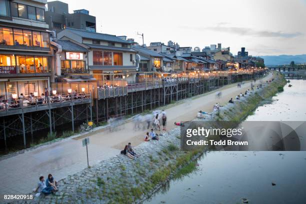 restaurants over kamo river in kyoto - kioto prefectuur stockfoto's en -beelden