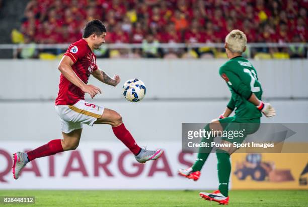 Guangzhou Evergrande forward Elkeson De Oliveira Cardoso fights for the ball with Kashiwa Reysol goalkeeper Sugeno Takanori during the Guangzhou...
