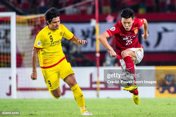 Guangzhou Evergrande midfielder Zou Zheng fights for the ball with Kashiwa Reysol forward Kudo Masato during the Guangzhou Evergrande vs Kashiwa...