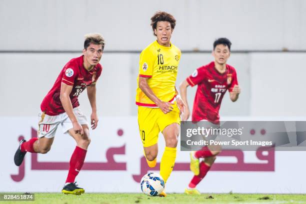 Kashiwa Reysol forward Otsu Yuki fights for the ball with Guangzhou Evergrande midfielder Zheng Zhi during the Guangzhou Evergrande vs Kashiwa Reysol...