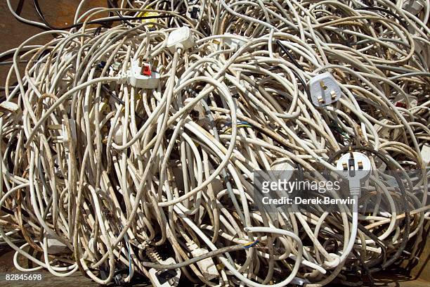 pile of electric cables - complejidad fotografías e imágenes de stock