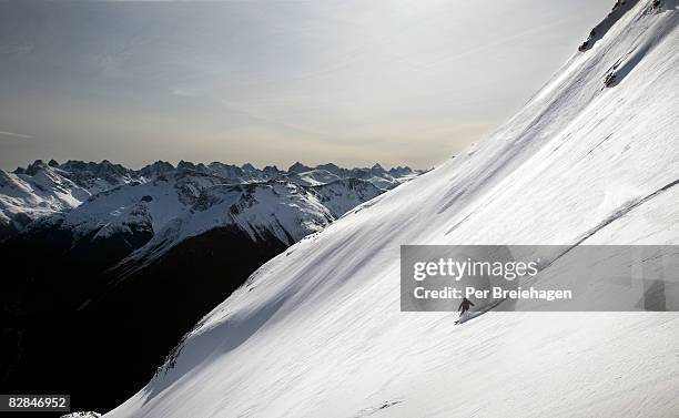 snowboarding in bella coola, bc - extreem skiën stockfoto's en -beelden