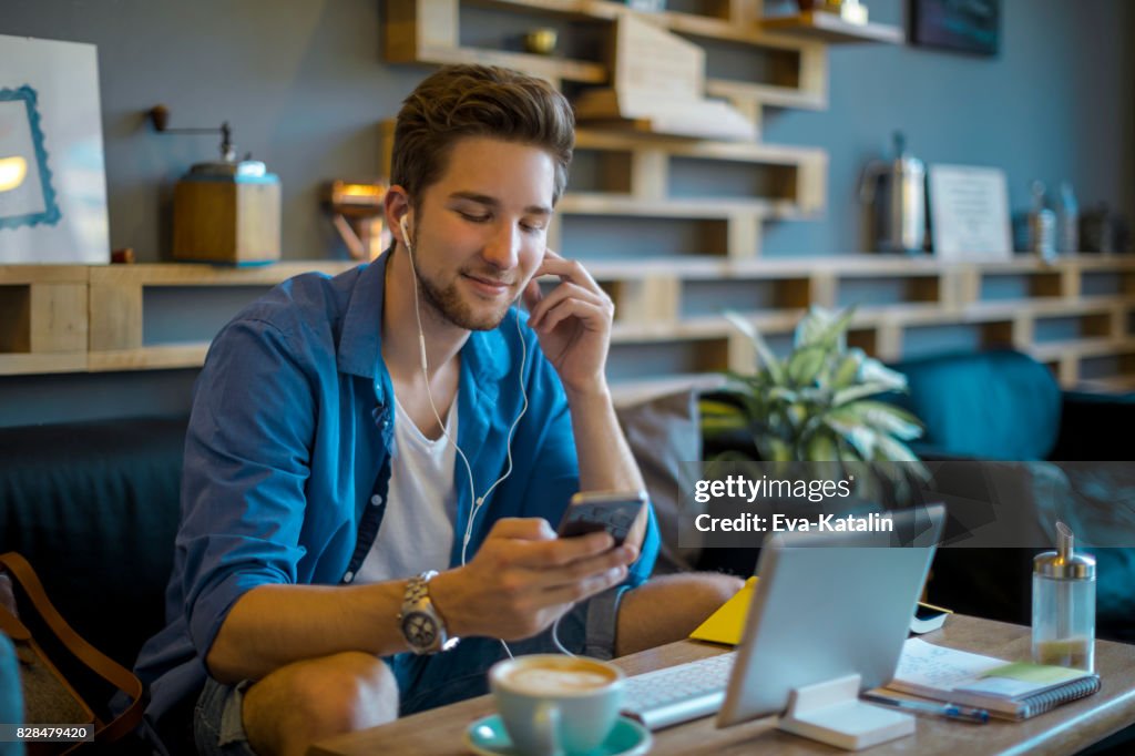 Jonge man aan het werk thuis kantoor