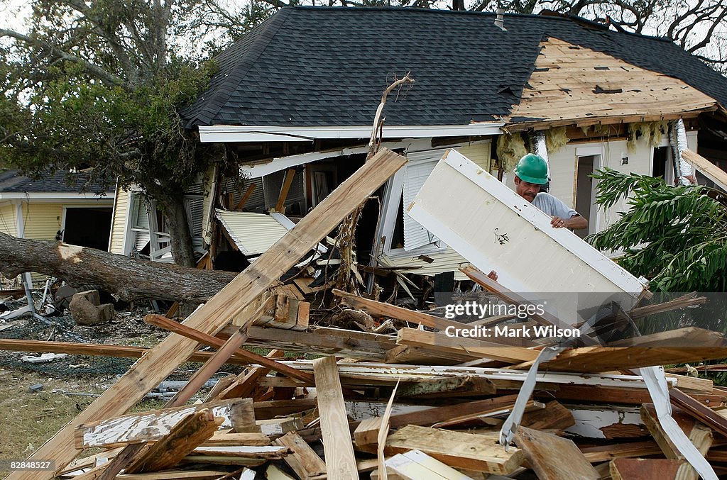 Coastal Texas Faces Heavy Damage After Hurricane Ike