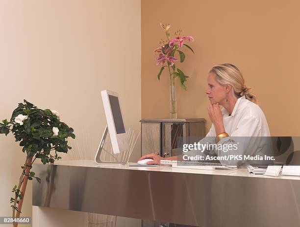 Receptionist Screen Office Reception Screen Photos and Premium High Res Pictures - Getty Images