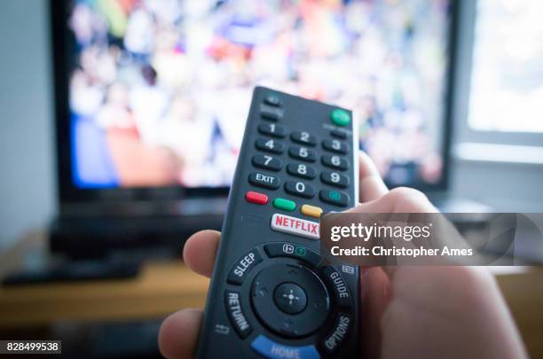 tv con control remoto con botón de netflix - parte de una serie fotografías e imágenes de stock
