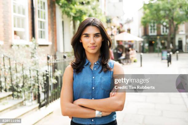 portrait of woman looking at camera - stronger 2017 film stock-fotos und bilder