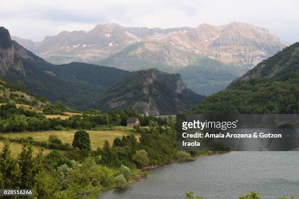 lanuza lake in sallent de gallego, huesca province, spain - provincia de huesca fotografías e imágenes de stock