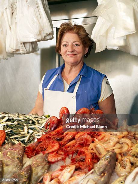 woman works at fish stall - palma maiorca stockfoto's en -beelden