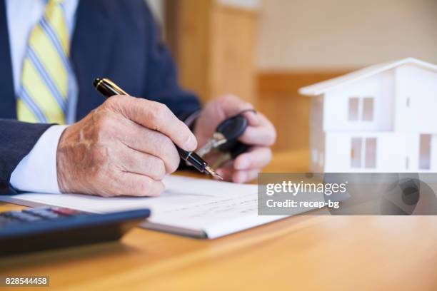 agreement for new house - real estate sold stock pictures, royalty-free photos & images