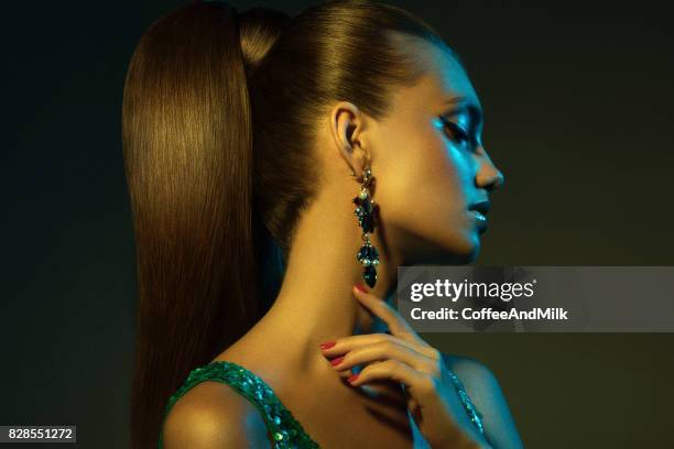 jeune belle femme avec earings - haute couture photos et images de collection