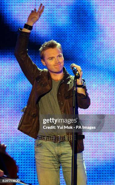 Singer Ronan 201 Smash Hits Poll Winners Party 2002 Stock Photos, High-Res Pictures ...