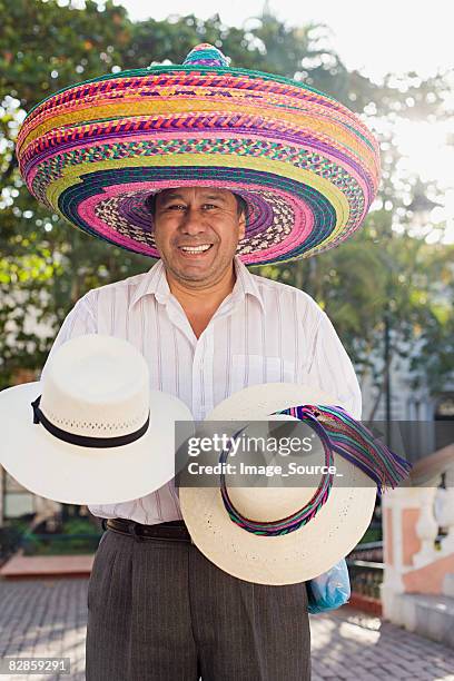 homme vendre mexicain et chapeaux - chapeau mexicain photos et images de collection