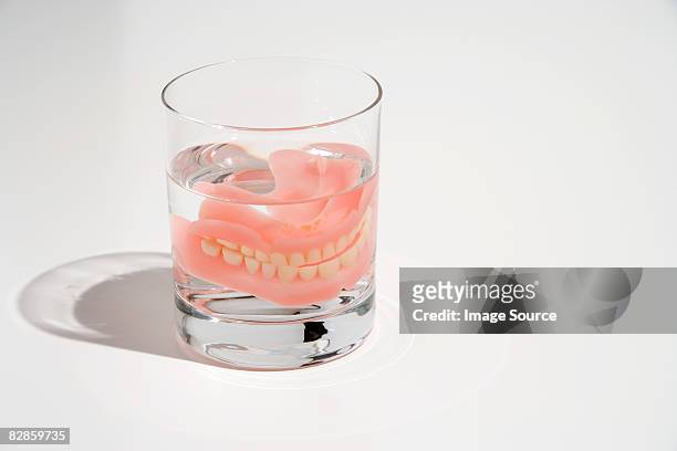 dentures in a glass of water - dentures 個照片及圖片檔