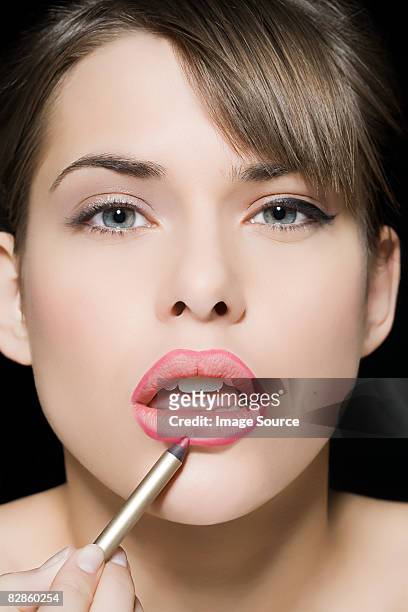 woman applying lip liner - konturstift stock-fotos und bilder