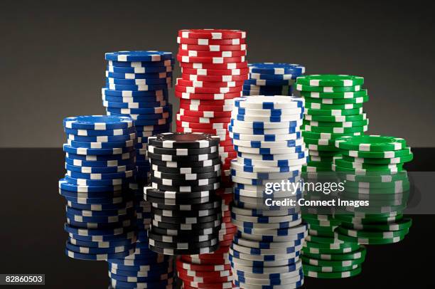 stacks of gambling chips - ficha de apuestas fotografías e imágenes de stock