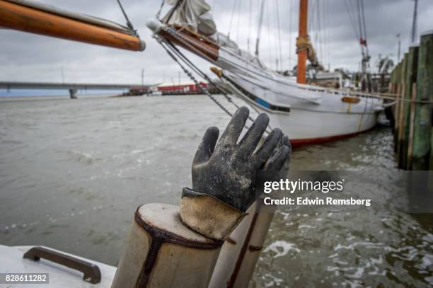 deck hand - skipjack stock pictures, royalty-free photos & images