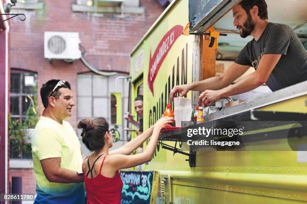 voedsel-trucks - mexicaanse-gerechten stockfoto's en -beelden