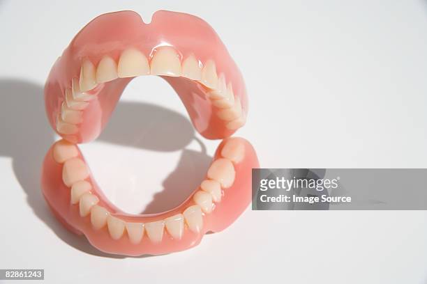 a pair of dentures - gencive photos et images de collection