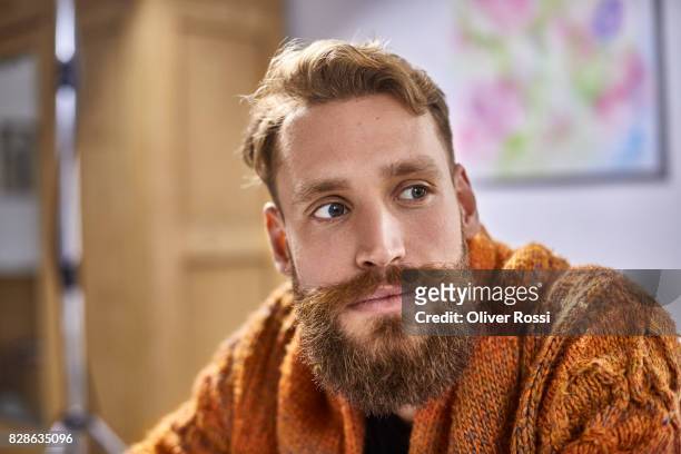 portrait of bearded man looking sideways - vollbart stock-fotos und bilder