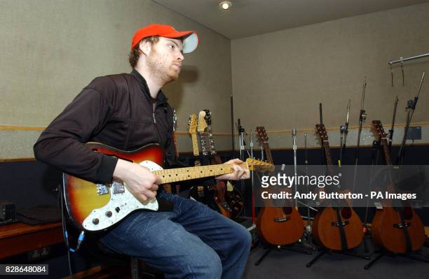 Will Champion, Chris Martin and Jonny Buckland from Coldplay backstage at  The Hollywood bowl, 31st May 2003. Los Angeles, United States of America  Stock Photo - Alamy