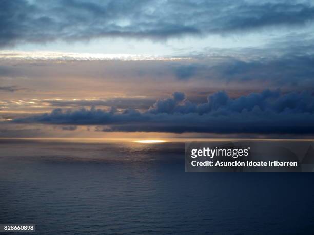 midnight sun on the north cape - isola di mageroya foto e immagini stock