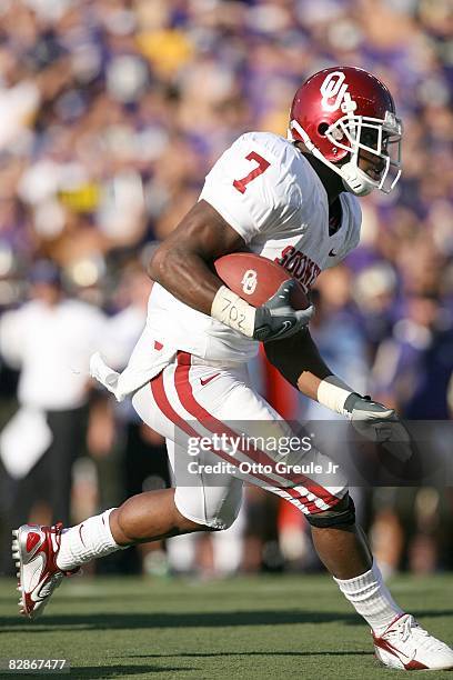 Running back DeMarco Murray of the Oklahoma Sooners runs with the ball during the game against the Washington Huskies on September 13, 2008 at Husky...
