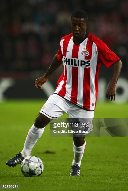 Edison Mendez of PSV Eindhoven runs with the ball during the UEFA Champions League Group D match between PSV Eindhoven and Atletico Madrid at the...