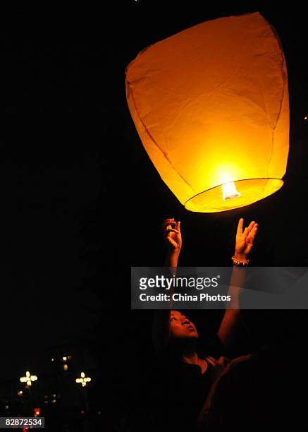 Residents fly the Kongming Sky Lantern to mark the Mid-Autumn Moon Festival on September 14, 2008 in Chengdu, Sichuan Province, China. The Mid-Autumn...