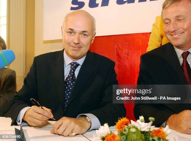 Conservative Party Leader Iain Duncan Smith watched by the Chairman of the Opposition Civic Democratic Party, Mirek Topolanek, signs the Prague...