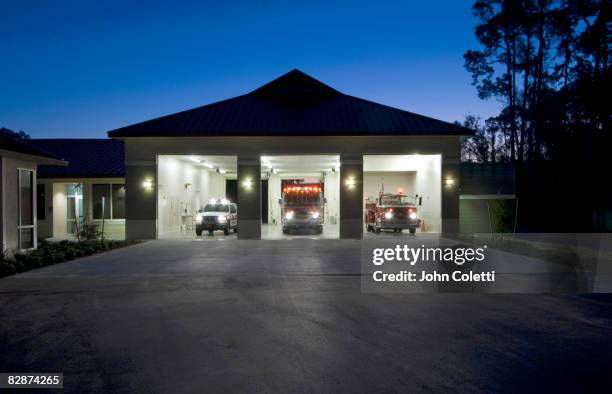 fire station at dawn - fire station - fotografias e filmes do acervo