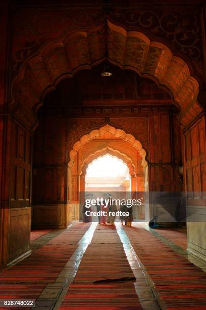 interieur van de moskee jama masjid, delhi, india - delhi jama masjid mosque stockfoto's en -beelden