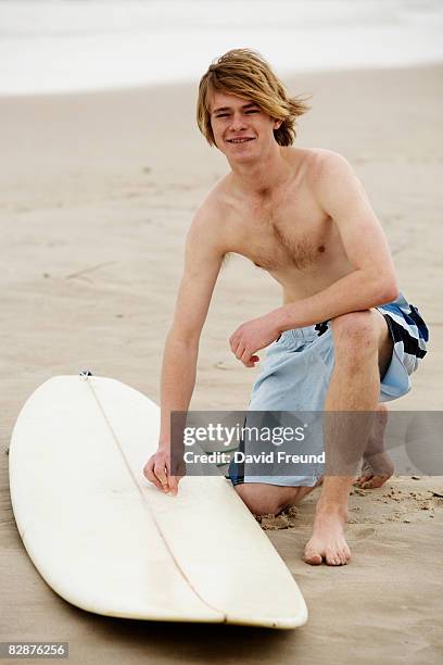 surfer teen - teen boy shorts stockfoto's en -beelden