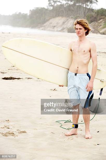 surfer teen - teen boy shorts stockfoto's en -beelden