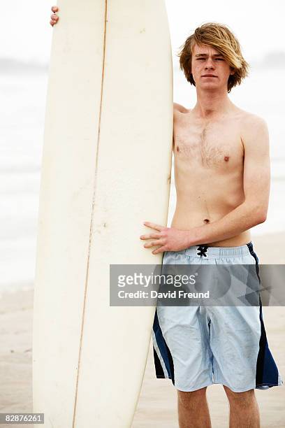surfer teen - teen boy shorts stockfoto's en -beelden